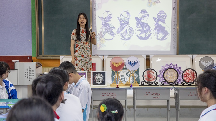 “剪纸”技能进社团，非遗文化共传承——张玲老师在和盛中学开展技能进社团活动
