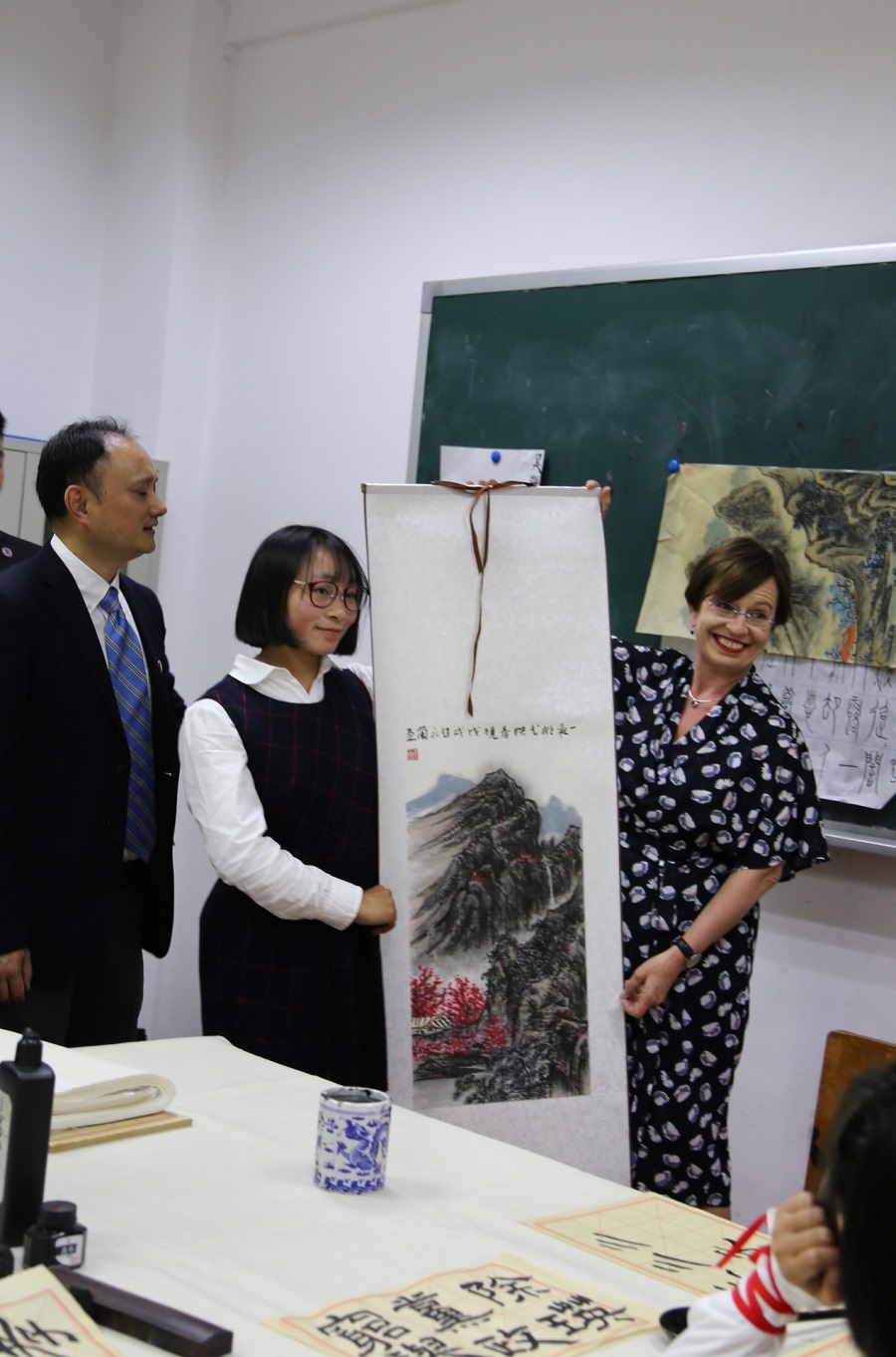 奥地利总统访川之旅 ——总统夫人访儿童村，燎原学子赠中国画